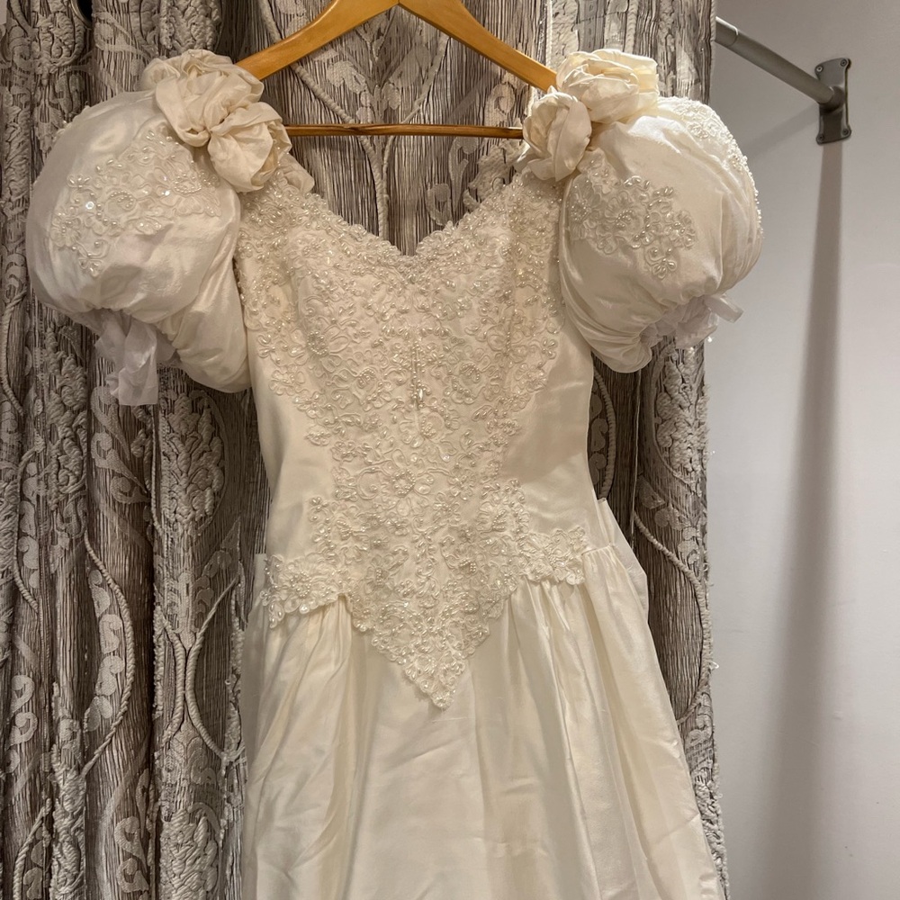 Vintage Style White Puff Sleeve Wedding Dress